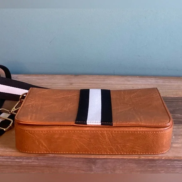 Social Threads x The Motherchic Vegan Leather Crossbody Bag - Picture 6 of 8